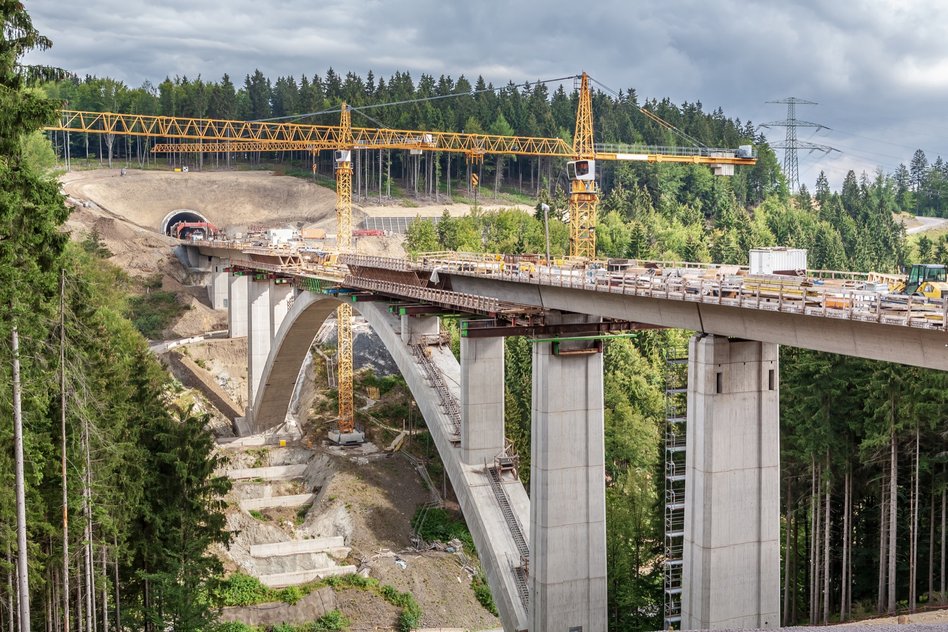 Bau einer Brücke über ein Tal